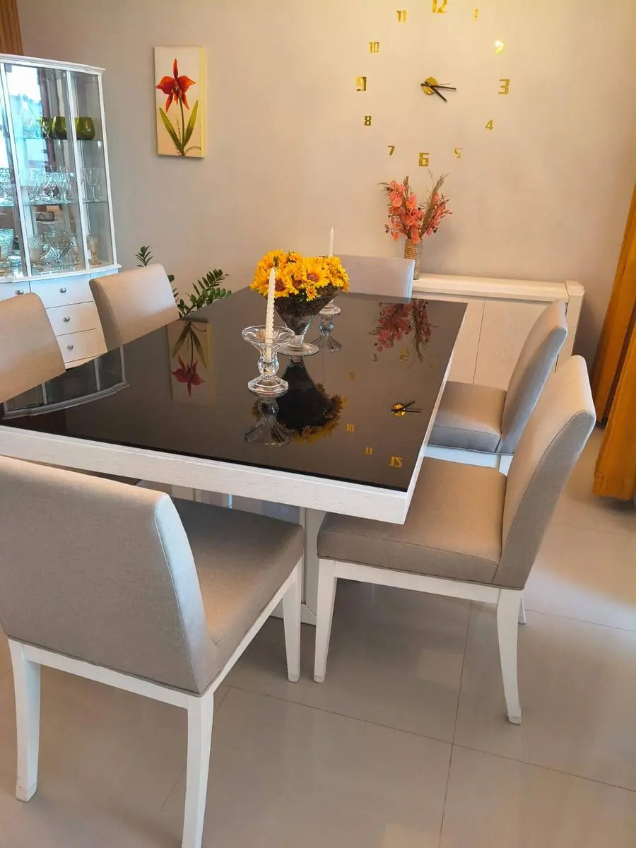 Mesa de jantar com cadeiras reformadas em tecido linho