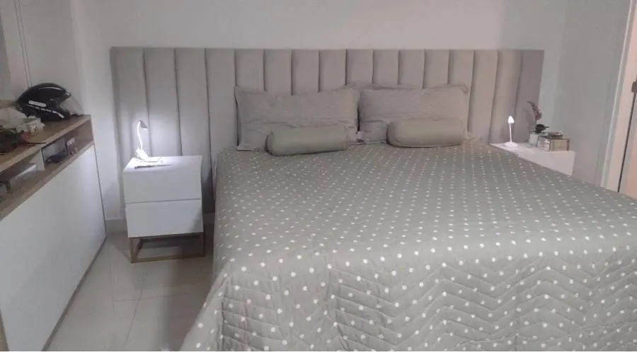 Quarto com cabeceira estofada