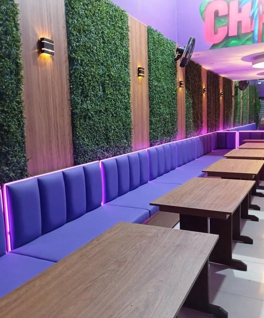 Banco estofado em ambiente comercial com iluminação neon